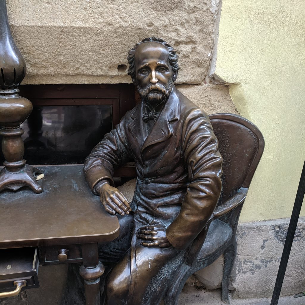 The sculpture of Jan Zieg, one of two 
creators of the kerosene lamp