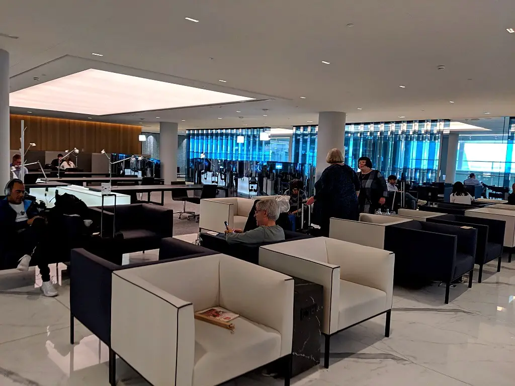 barcelona-airport-lounge-joan-miro-review