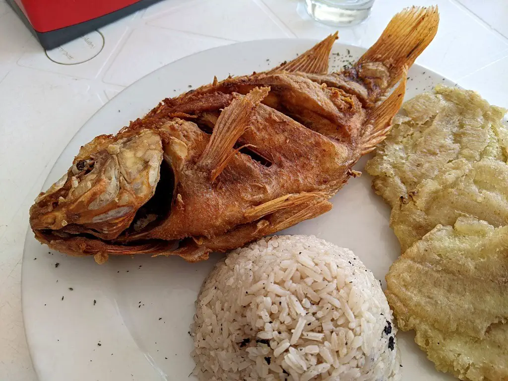 Where To Eat In Taganga, Colombia: Fried fish with rice and patacones
