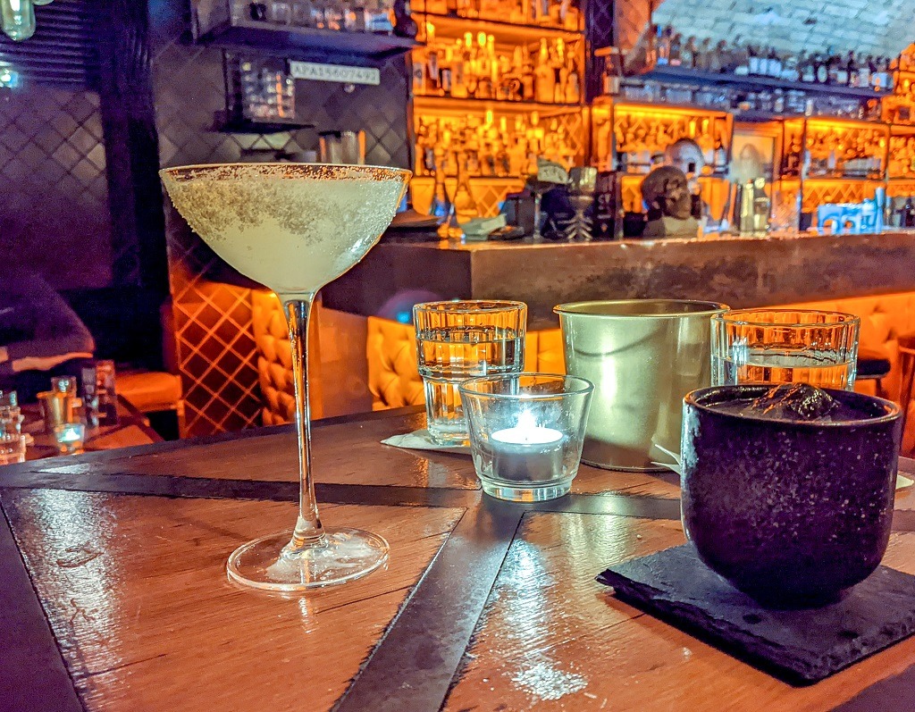 Best Cocktail Bars In Budapest: Hotsy Totsy