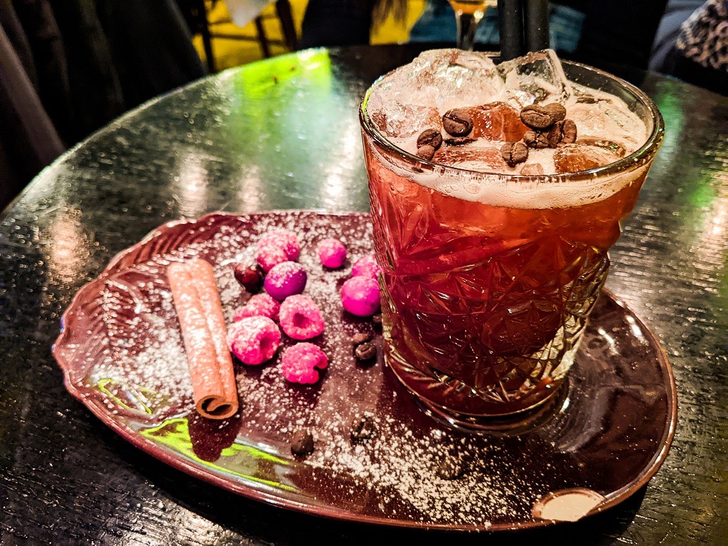 Best Cocktail Bars In Budapest: Jardin Cocktail Bar