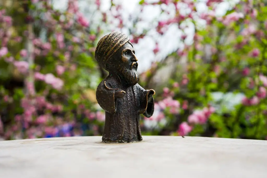Find 25 Miniature statues hidden in the city