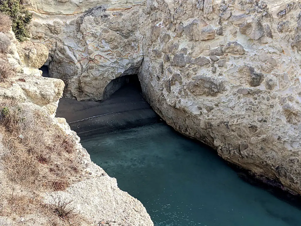 Guide To Milos: Papafragas Caves