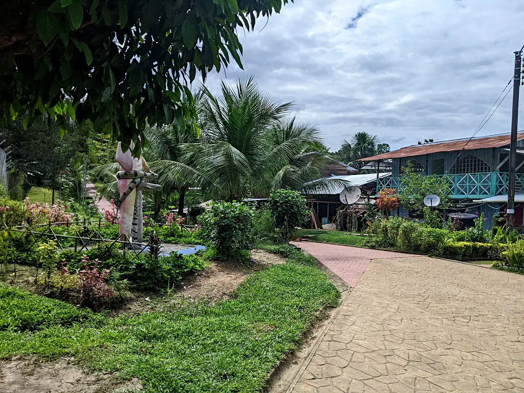 Puerto Narino village