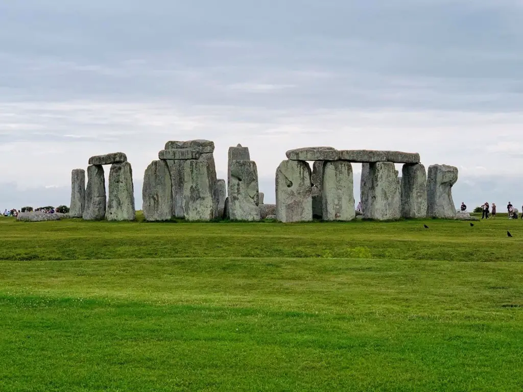 10 Iconic Landmarks in Europe : Stonehenge, England